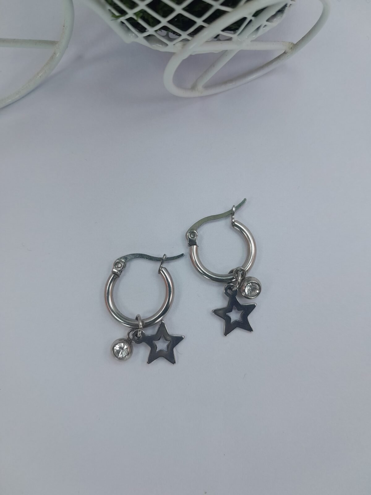 Argolla redonda mini  con dije estrella + strass