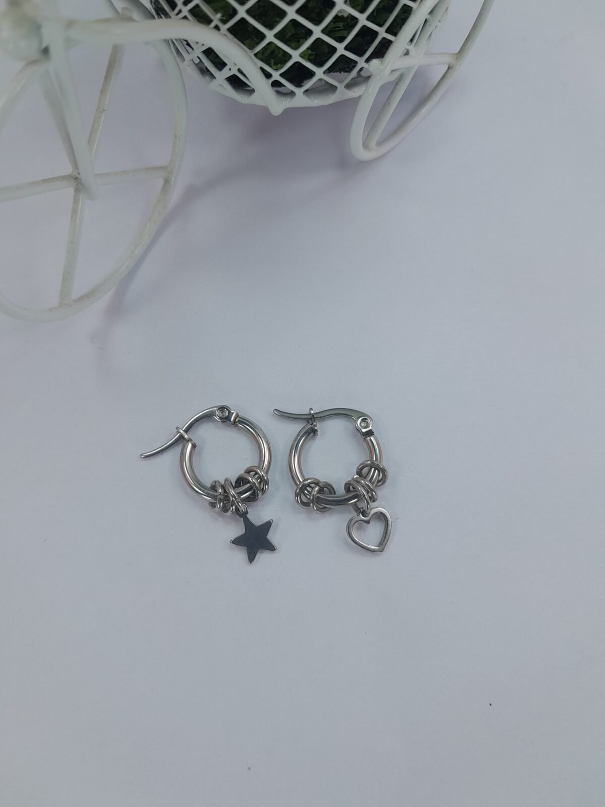 Argolla redonda mini con argollitas + dije corazón/ estrella calados