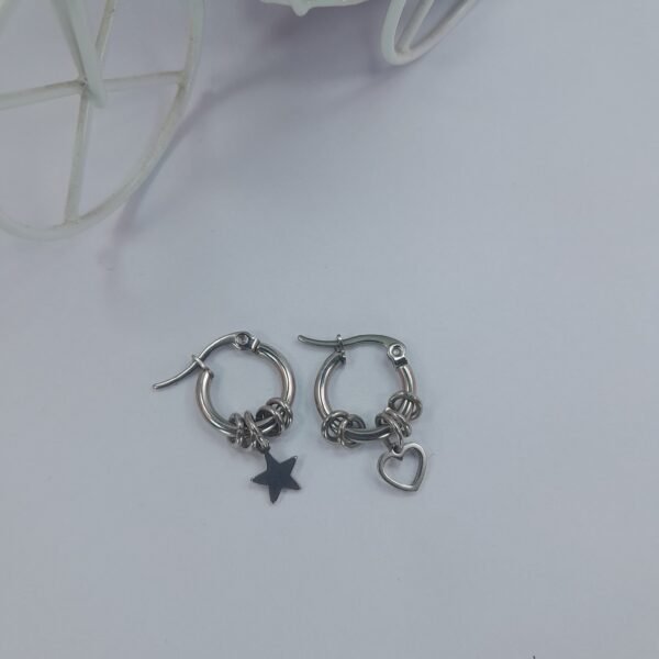 Argolla redonda mini con argollitas + dije corazón/ estrella calados