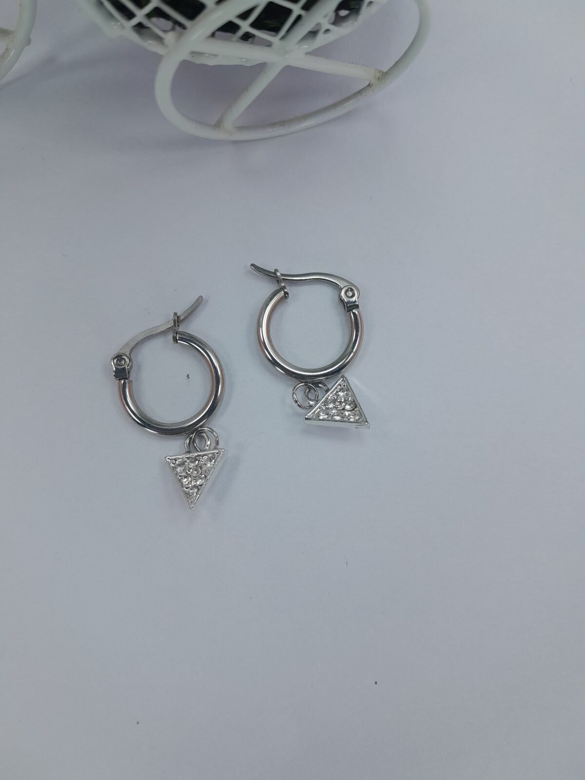 Argolla mini + dije triangular con strass