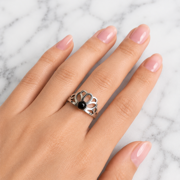Anillo corona con perla negra.