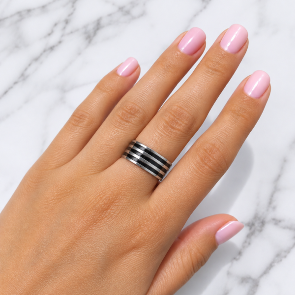 Alianza Con Tres Lineas Esmaltada Negra